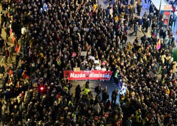 Protesters march to demand resignation of Valencian regional president Carlos Mazon over his handling of October floods, in Valencia on December 29, 2024. - The floods that started on October 29, 2024 in Valencia region killed 231 people, with thousands of victims now spending Christmas without loved ones, homes or property. (Photo by JOSE JORDAN / AFP)