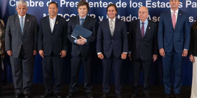 AME3740. MONTEVIDEO (URUGUAY), 06/12/2024.- Desde la izquierda, los presidentes de Panamá, José Raúl Mulino; de Bolivia, Luis Arce; de Argentina, Javier Milei; de Uruguay, Luis Lacalle Pou; el ministro de Relaciones Exteriores de Brasil, Mauro Vieira, y el presidente de Paraguay, Santiago Peña, posan en la sede del Mercosur este viernes, en Montevideo (Uruguay). Mercosur y la Unión Europea acuerdan en Montevideo el texto de un tratado de libre comercio que han cerrado después de casi 25 años de negociaciones y que tendrá que pasar por un proceso de ratificación en ambos bloques continentales. EFE/ Sofía Torres