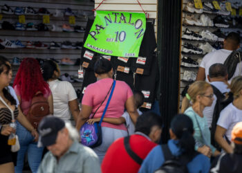 AME3731. CARACAS (VENEZUELA), 06/12/2024.- Fotografía del 29 de noviembre del 2024 de personas comprando en varios comercios en Caracas (Venezuela). Pantalones en 40 euros, cosméticos a partir de 10 euros y una promoción de dos camisetas por 20 ofrece una tienda de un país que no es europeo ni ha adoptado formalmente la divisa. Son los precios de un establecimiento en un centro comercial de Caracas, la capital de la Venezuela multimoneda. EFE/ Miguel Gutiérrez