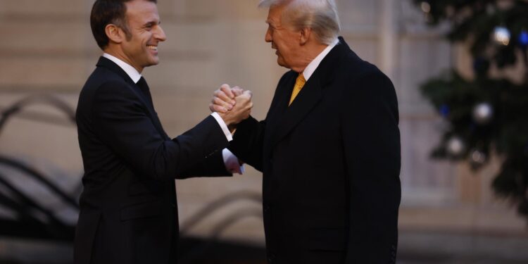 Paris (France), 07/12/2024.- French President Emmanuel Macron (L) welcomes US president-elect Donald J. Trump at Elysee Palace prior the reopening ceremony of the Notre Dame de Paris Cathedral, in Paris, France, 07 December 2024. The Notre-Dame de Paris Cathedral reopens on 07 December after nearly six years of renovation work following its destruction by a fire on 15 April 2019. (Francia) EFE/EPA/MOHAMMED BADRA