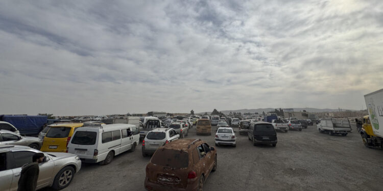 ACOMPAÑA CRÓNICA: SIRIA CONFLICTO - DAMASCO (SIRIA), 08/12/2024.-Fotografía este domingo de la autopista hacia Damasco (Siria). En el camino que lleva desde Idlib a Damasco, la autopista M5 que vertebra Siria de norte a sur, la alegría por la caída del gobierno de Bachar al Asad es algo que "no se puede describir", un trayecto que esta jornada fue seguido por miles de personas que emprendieron esa ruta para ver a la histórica ciudad "libre" de un gobierno al que detestaban.  En Homs, que hasta ayer noche era frente de combate entre las tropas del régimen y los rebeldes islamistas del Organismo de Liberación del Levante (Hayat Tahrir al Sham, HTS en árabe), cientos de personas coreaban esta mañana y celebraban con los combatientes del grupo en el centro de la ciudad. EFE/ Yayha Nemar