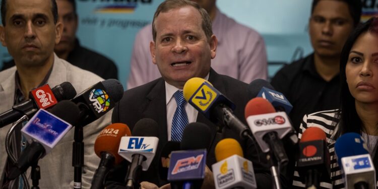 AME4161. CARACAS (VENEZUELA), 22/01/2020.- Juan Pablo Guanipa, vicepresidente de la Asamblea Nacional liderada por Juan Guaidó, en compañía de otros diputados, ofrece declaraciones a periodistas este miércoles en la sede del partido político Acción Democrática (AD), en Caracas (Venezuela). EFE/ Miguel Gutiérrez