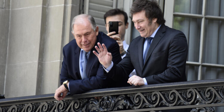 Fotografía de archivo fechada el 9 de diciembre de 2023 del presidente electo de Argentina Javier Milei (d) junto a Gerardo Werthein, saludando desde un balcón del Palacio San Martín en la sede de la Cancillería Argentina, en Buenos Aires (Argentina). EFE/ Matías Campaya