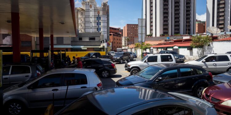 Fotografía de archivo en donde se ven autos que transitan por Caracas (Venezuela). EFE/Miguel Gutiérrez