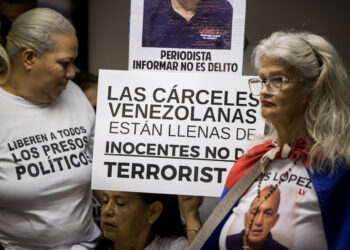 AME4718. CARACAS (VENEZUELA), 28/01/2025.- Familiares de presos políticos sostienen carteles durante una rueda de prensa este martes, en Caracas (Venezuela). Familiares de los considerados "presos políticos" en Venezuela denunciaron que los reos, casi todos detenidos tras la crisis postelectoral, han sido sometidos a "torturas", así como "aislamientos prolongados", por lo que, en diversos casos, no han podido visitarlos en los centros de reclusión. EFE/ Miguel Gutiérrez