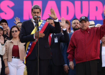 AME315. CARACAS (VENEZUELA), 10/01/2025.- El líder chavista Nicolás Maduro (c) participa en un acto junto al presidente de Nicaragua, Daniel Ortega (d) este viernes, en Caracas (Venezuela). Maduro defendió su investidura presidencial para un tercer sexenio, cuestionada por el antichavismo y gran parte de la comunidad internacional tras las denuncias opositoras de "fraude" en las elecciones de julio pasado, como una "gran victoria venezolanista" y celebró que no la pudieran "impedir". EFE/ Ronald Peña R.