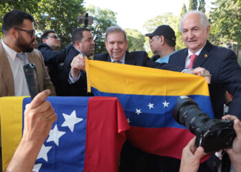 AME8594. MONTEVIDEO (URUGUAY), 04/01/2025.- El líder opositor venezolano Edmundo González Urrutia posa con una bandera de Venezuela este sábado, en Montevideo (Uruguay). González Urrutia agradeció al presidente de Uruguay, Luis Lacalle Pou, "por haber sido solidario" con la causa de su país y aseguró a la gente que lo acompañó en Montevideo que se logrará la recuperación de Venezuela. EFE/ Gastón Britos