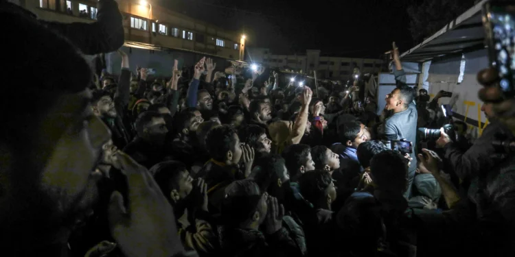 Palestinos celebran en las calles de Khan Younis, Gaza, el 15 de enero de 2025, tras el anuncio de un acuerdo de alto el fuego y liberación de rehenes entre Israel y Hamás. Foto: Abed Rahim Khatib/picture alliance vía Getty Images