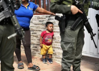 La policía vigila una escuela que sirve de refugio a personas desplazadas por la violencia en la región del Catatumbo.Fernando VergaraAP