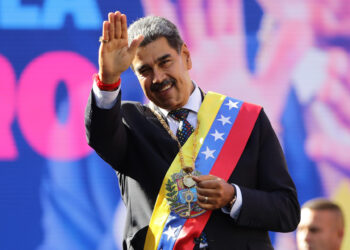 AME316. CARACAS (VENEZUELA), 10/01/2025.- El líder chavista Nicolás Maduro saluda durante un acto este viernes, en Caracas (Venezuela). Maduro defendió este viernes su investidura presidencial para un tercer sexenio, cuestionada por el antichavismo y gran parte de la comunidad internacional tras las denuncias opositoras de "fraude" en las elecciones de julio pasado, como una "gran victoria venezolanista" y celebró que no la pudieran "impedir". EFE/ Ronald Peña R.