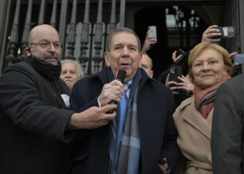 AME9000. WASHINGTON (ESTADOS UNIDOS), 06/01/2025.- El líder opositor venezolano Edmundo González Urrutia (c) habla frente a simpatizantes luego de una reunión privada con el secretario de la OEA Luis Almagro este lunes, en el edificio principal de la organización en Washington DC (EE.UU.). EFE/ Lenin Nolly