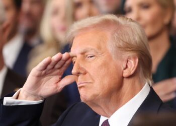 Washington (United States), 20/01/2025.- U.S. President Donald Trump salutes during singing of the Star-Spangled Banner on the day of his Presidential Inauguration at the Rotunda of the U.S. Capitol in Washington, DC, USA, 20 January 2025. EFE/EPA/KEVIN LAMARQUE / POOL