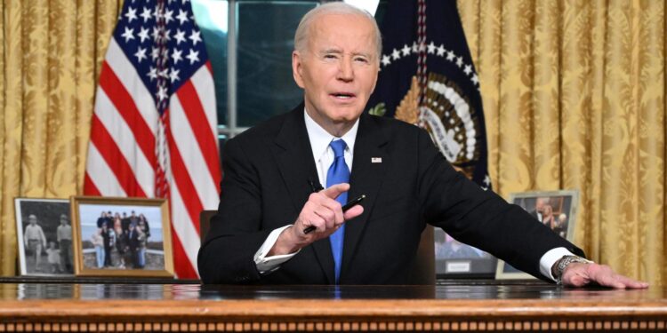 Washington (United States), 16/01/2025.- US President Joe Biden delivers his farewell address to the nation from the Oval Office of the White House in Washington, DC, USA, 15 January 2025. EFE/EPA/MANDEL NGAN / POOL