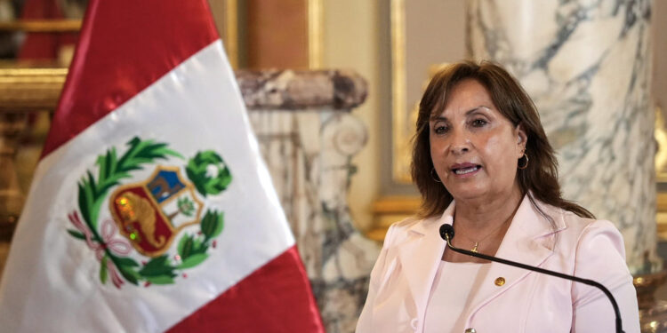 AME4924. LIMA (PERÚ), 29/01/2025.- La presidenta de Perú, Dina Boluarte (d), habla durante una rueda de prensa este miércoles, en el Palacio de Gobierno en Lima (Perú). Boluarte recibió con honores a González Urrutia, que reclama su victoria en las elecciones presidenciales de su país en julio pasado. EFE/ John Reyes Mejía