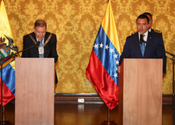 AME4687. QUITO (ECUADOR), 28/01/2025.- El líder antichavista Edmundo González Urrutia (i) escucha al presidente de Ecuador, Daniel Noboa, luego luego de recibir la Orden Nacional al Mérito en el grado de Gran Collar este martes, en el Palacio de Gobierno en Quito (Ecuador). González Urrutia visita Ecuador para reunirse con Noboa -quien lo reconoce como ganador de las presidenciales-, tras visitar, en las últimas semanas, Argentina, Uruguay, Panamá, República Dominicana, Guatemala, Costa Rica y Estados Unidos. EFE/ José Jácome