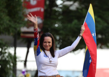 AME9799. CARACAS (VENEZUELA), 09/01/2025.- La líder antichavista María Corina Machado saluda a sus seguidores este jueves, en una manifestación en Caracas (Venezuela). Machado expresó, cuando salió de la clandestinidad para participar en una protesta en Caracas, que Venezuela "superó el miedo" al estar en las calles para -aseguró- defender el reclamado triunfo de Edmundo González Urrutia en las elecciones del pasado julio, en las que Nicolás Maduro fue proclamado ganador por el organismo comicial. EFE/ Miguel Gutiérrez