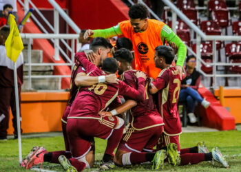 AME4113. CARACAS (VENEZUELA), 25/01/2025.- Jugadores de Venezuela celebran un gol este sábado, previo a un partido del grupo A del Campeonato Sudamericano sub-20 entre las selecciones de Perú y Venezuela en el estadio Metropolitano de Lara en Cabudare (Venezuela). EFE/ Edison Suárez