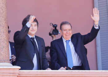 AME8508. BUENOS AIRES (ARGENTINA), 04/01/2025.- El presidente de Argentina Javier Milei (i) y el líder opositor venezolano Edmundo González Urrutia saludan este sábado, desde un balcón de la Casa Rosada en Buenos Aires (Argentina). Milei y González Urrutia salieron al balcón de la Casa Rosada para saludar a los miles de venezolanos congregados en la Plaza de Mayo de Buenos Aires, que acompañaron al líder opositor venezolano en su primera parada de una gira por varios países latinoamericanos. EFE/ Juan Ignacio Roncoroni