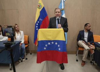 AME1502. CIUDAD DE GUATEMALA (GUATEMALA), 15/01/2025.- El líder opositor venezolano Edmundo González Urrutia habla en un encuentro con ciudadanos venezolanos residentes en Guatemala este miércoles, en la Ciudad de Guatemala (Guatemala). González Urrutia, quien asegura ser el ganador de las elecciones presidenciales de su país en julio pasado, arribó este martes a Guatemala como parte de una gira que lleva a cabo por América en busca de apoyo internacional ante un eventual retorno a Venezuela. EFE/ David Toro