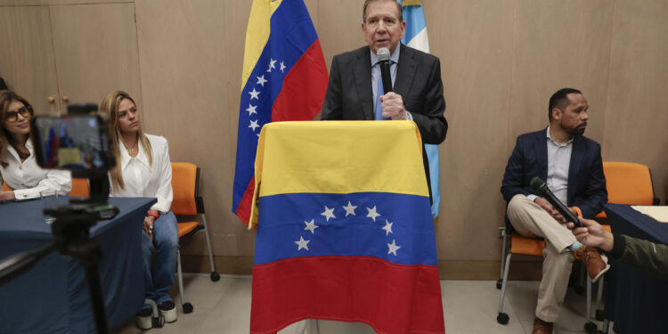 AME1502. CIUDAD DE GUATEMALA (GUATEMALA), 15/01/2025.- El líder opositor venezolano Edmundo González Urrutia habla en un encuentro con ciudadanos venezolanos residentes en Guatemala este miércoles, en la Ciudad de Guatemala (Guatemala). González Urrutia, quien asegura ser el ganador de las elecciones presidenciales de su país en julio pasado, arribó este martes a Guatemala como parte de una gira que lleva a cabo por América en busca de apoyo internacional ante un eventual retorno a Venezuela. EFE/ David Toro