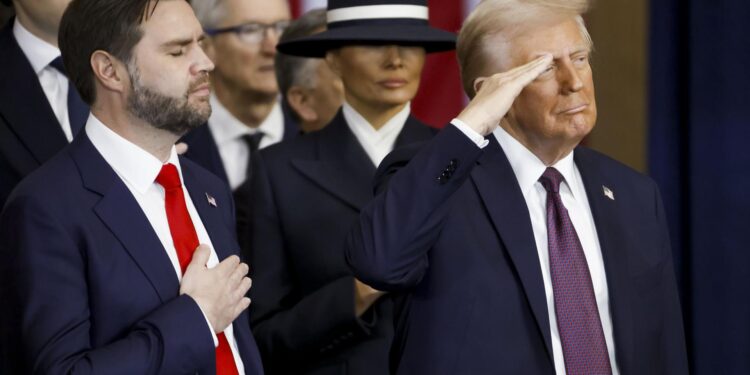 Washington (United States), 20/01/2025.- US President Donald Trump (R) and US Vice President JD Vance (L) during their inauguration ceremony in the rotunda of the United States Capitol in Washington, DC, USA, 20 January 2025. Trump, who defeated Kamala Harris, is being sworn in today as the 47th president of the United States. (Estados Unidos) EFE/EPA/SHAWN THEW / POOL