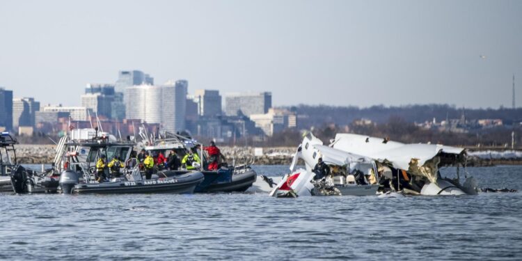 Washington (United States), 30/01/2025.- A handout photo made available by the US Coast Guard shows the wreckage of a commercial airplane (R) that collided with an US Army Black Hawk helicopter on Wednesday night in the Potomac River in Washington, DC, USA, 30 January 2025. A PSA Airlines Bombardier CRJ700 regional jet, carrying 64 people, collided in midair on 29 January with a US Army Black Hawk helicopter, carrying three US service members, while on approach to Ronald Reagan National Airport, killing everyone on board both aircraft. EFE/EPA/PETTY OFFICER 2ND CLASS TAYLOR BACON / US COAST GUARD HANDOUT HANDOUT EDITORIAL USE ONLY/NO SALES