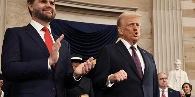 Washington (United States), 20/01/2025.- U.S. Vice President-elect former Sen. J.D. Vance (L) speaks with U.S. President-elect Donald Trump (R) arrive to inauguration ceremonies in the Rotunda of the U.S. Capitol in Washington, DC., USA, 20 January 2025. US President-elect Donald Trump will be sworn in for a second term as president of the United States on 20 January. The presidential inauguration will be held indoors due to extreme cold temperatures in DC. (Estados Unidos) EFE/EPA/CHIP SOMODEVILLA / POOL