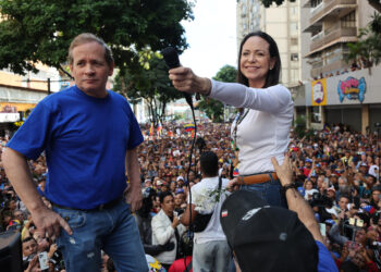 AME9799. CARACAS (VENEZUELA), 09/01/2025.- La líder antichavista María Corina Machado (d) saluda a sus seguidores junto al exdiputado venezolano Juan Pablo Guanipa este jueves, en una manifestación en Caracas (Venezuela). Machado anunció, a un día de la toma de posesión presidencial, el comienzo de una "nueva fase" del proceso para "la libertad de Venezuela", y pidió a los ciudadanos estar atentos a las señales sobre los próximos pasos. EFE/ Miguel Gutiérrez