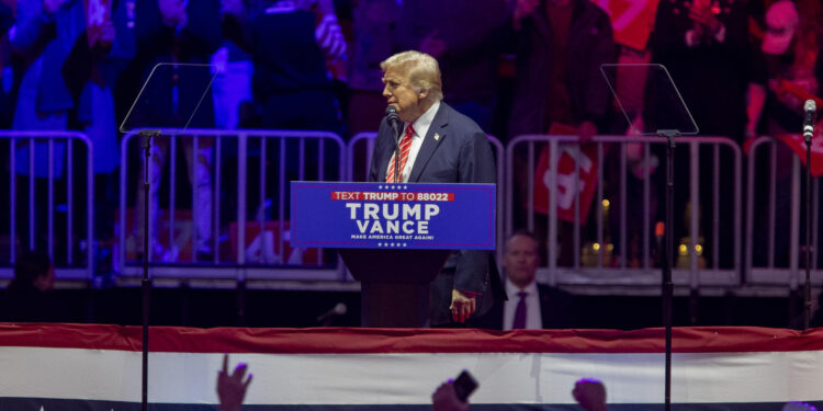 AME2558. WASHINGTON (ESTADOS UNIDOS), 19/01/2025.- El presidente electo de Estados Unidos, Donald Trump, pronuncia un discurso a sus seguidores en el estadio Capital One Arena este domingo en Washington (EE.UU.). Trump se dio un baño de masas en un mitin en un estadio de Washington, un día antes de su investidura, donde arrancó con un "¡Ganamos!" y prometió actuar con "velocidad y fuerza históricas" para cumplir sus promesas, incluida la mayor deportación jamás realizada en el país. EFE/ Ángel Colmenares