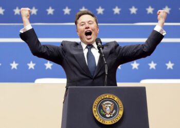 Washington (United States), 20/01/2025.- Tesla CEO Elon Musk gestures to the crowds at the Capitol One Arena as he takes the stage during inauguration ceremonies for US President Donald Trump in Washington, DC, USA, 20 January 2025. Trump was sworn in for a second term as president of the United States on 20 January. The presidential inauguration was held indoors due to extreme cold temperatures in DC. (Estados Unidos) EFE/EPA/ALLISON DINNER