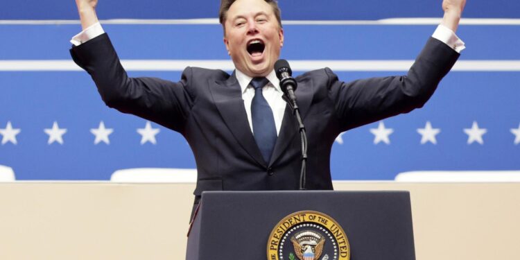 Washington (United States), 20/01/2025.- Tesla CEO Elon Musk gestures to the crowds at the Capitol One Arena as he takes the stage during inauguration ceremonies for US President Donald Trump in Washington, DC, USA, 20 January 2025. Trump was sworn in for a second term as president of the United States on 20 January. The presidential inauguration was held indoors due to extreme cold temperatures in DC. (Estados Unidos) EFE/EPA/ALLISON DINNER