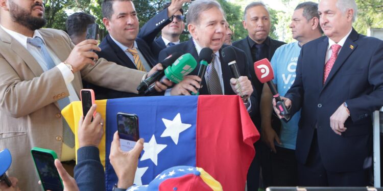 AME8599. MONTEVIDEO (URUGUAY), 04/01/2025.- El líder opositor venezolano Edmundo González Urrutia da declaraciones este sábado, en Montevideo (Uruguay). González Urrutia agradeció al presidente de Uruguay, Luis Lacalle Pou, "por haber sido solidario" con la causa de su país y aseguró a la gente que lo acompañó en Montevideo que se logrará la recuperación de Venezuela. EFE/ Gastón Britos