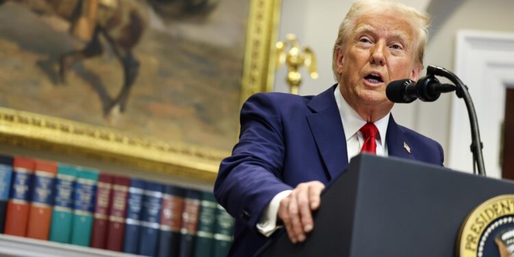 Washington (United States), 21/01/2025.- US President Donald Trump delivers remarks on artificial intelligence (AI) infrastructure in the Roosevelt Room of the White House in Washington DC, USA, 21 January 2025. Trump is expected to announce a 500 US billion dollar AI infrastructure investment in the US. EFE/EPA/AARON SCHWARTZ / POOL