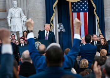 Washington (United States), 20/01/2025.- US President Donald Trump speaks after being sworn in during the inauguration of Donald Trump as the 47th president of the United States takes place inside the Capitol Rotunda of the U.S. Capitol building in Washington, D.C., USA, 20 January 2025. It is the 60th U.S. presidential inauguration and the second non-consecutive inauguration of Trump as U.S. president. (Estados Unidos) EFE/EPA/KENNY HOLSTON / POOL