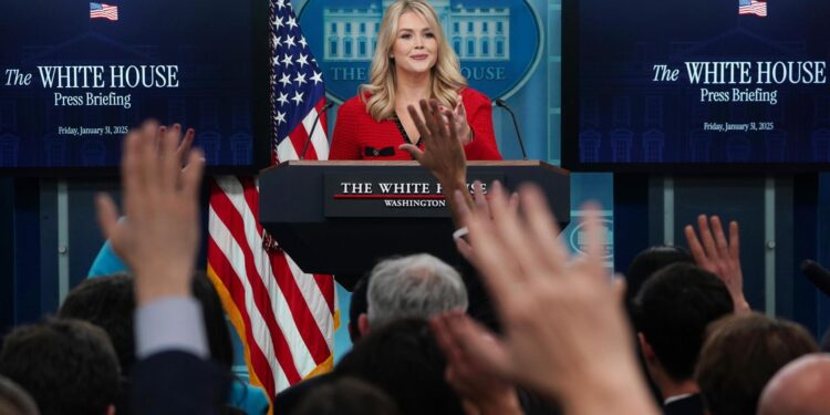 Washington (United States), 31/01/2025.- White House press secretary Karoline Leavitt holds a press briefing at the White House in Washington, DC, USA, 31 January 2025. Leavitt answered a number of questions about the fatal air collision, which took place on 29 January 2025 in Washington DC. EFE/EPA/WILL OLIVER