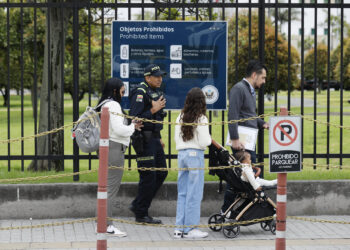 AME4414. BOGOTÁ (COLOMBIA), 27/01/2025.- Ciudadanos colombianos solicitantes de visa de los Estados Unidos reciben información en una fila este lunes, en la sede de la embajada de los Estados Unidos en Bogotá (Colombia). Colombia superó una crisis diplomática con Estados Unidos, causada por la decisión del presidente Gustavo Petro de no permitir el ingreso de dos aviones con ciudadanos deportados de EE.UU. EFE/ Mauricio Dueñas Castañeda