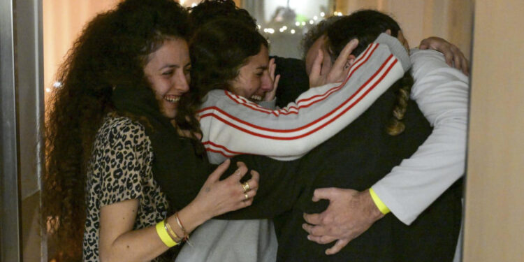 TEL AVIV (ISRAEL), 19/01/2025.- Una de las rehenes liberadas por Hamás se reencuentra con su familia en el hospital Sheba de Tel Aviv este domingo. Las tres rehenes liberadas por Hamás ya se encuentran en territorio israelí en manos del Ejército y han llegado al punto de encuentro donde les reciben sus madres, en el primer día de alto el fuego en la Franja de Gaza. Se trata de tres mujeres civiles -Emily Damari, Doron Steinbrecher y Romi Gonen-, que han sido liberadas tras 471 días de cautiverio en canje por 90 presos palestinos, según el acuerdo alcanzado entre Israel y Hamás. EFE/ Oficina Del Primer Ministro SOLO USO EDITORIAL SOLO DISPONIBLE PARA ILUSTRAR LA NOTICIA QUE ACOMPAÑA (CRÉDITO OBLIGATORIO)