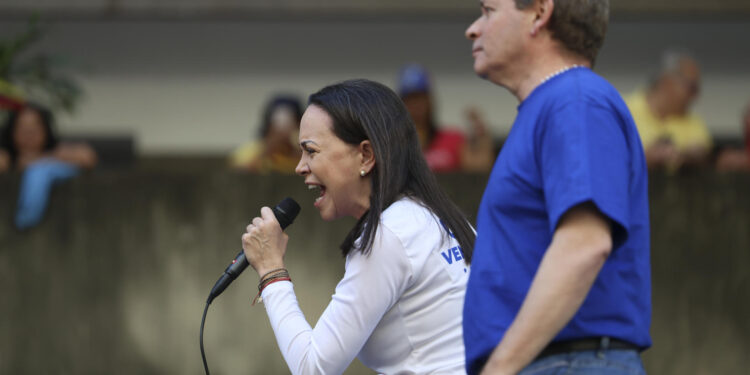 AME9799. CARACAS (VENEZUELA), 09/01/2025.- La líder antichavista María Corina Machado (i) pronuncia un discurso junto al exdiputado venezolano Juan Pablo Guanipa este jueves, en una manifestación en Caracas (Venezuela). Machado anunció, a un día de la toma de posesión presidencial, el comienzo de una "nueva fase" del proceso para "la libertad de Venezuela", y pidió a los ciudadanos estar atentos a las señales sobre los próximos pasos. EFE/ Miguel Gutiérrez