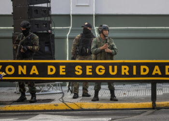 AME9169. CARACAS (VENEZUELA), 07/01/2025.- Fotografía del 4 de enero del 2025 de militares custodiando cerca al Palacio Presidencial de Miraflores, en Caracas (Venezuela). La Venezuela que el 10 de enero comienza un nuevo sexenio presidencial arrastra problemas en economía, infraestructura, servicios públicos, salud, educación e instituciones, entre otros, que obstruyen el camino hacia una recuperación sostenida y que, por tanto, supondrán desafíos en el período 2025-2031. EFE/ Miguel Gutiérrez