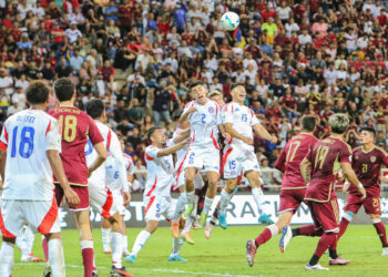 AMDEP1248. CABUDARE (VENEZUELA), 23/01/2025.- Ian Garguez (c-i) y Javier Nicolás Cárcamo (c-i) de Chile saltan por un balón este jueves, en un partido del grupo A del Campeonato Sudamericano sub-20 entre las selecciones de Venezuela y Chile en el estadio Metropolitano de Lara en Cabudare (Venezuela). EFE/ Edison Suárez