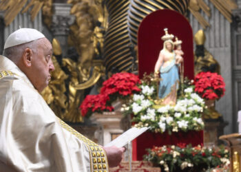 CIUDAD DEL VATICANO, 31/12/2024.- El papa Francisco en la última misa del año celebrada este martes en la basílica de San Pedro del Vaticano.  EFE/ Dicastero Vaticano/Francesco Sforza /SOLO USO EDITORIAL/SOLO DISPONIBLE PARA ILUSTRAR LA NOTICIA QUE ACOMPAÑA (CRÉDITO OBLIGATORIO)