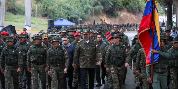 AME3303. CARACAS (VENEZUELA), 22/01/2025.- Fotografía cedida por el Palacio de Miraflores donde se observa al líder chavista Nicolás Maduro (c) durante ejercicios militares este miércoles, en Caracas (Venezuela). EFE/ Palacio de Miraflores /SOLO USO EDITORIAL/ SOLO DISPONIBLE PARA ILUSTRAR LA NOTICIA QUE ACOMPAÑA (CRÉDITO OBLIGATORIO)