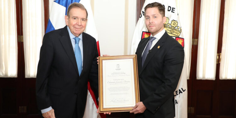 AME9370. CIUDAD DE PANAMÁ (PANAMÁ), 08/01/2025.- Fotografía cedida por la Alcaldía de Panamá del alcalde de Ciudad de Panamá, Mayer Mizrachi (d), posando con el líder opositor venezolano Edmundo González Urrutia este miércoles, en la Ciudad de Panamá (Panamá). EFE/ Alcaldía de Panamá /SOLO USO EDITORIAL/ SOLO DISPONIBLE PARA ILUSTRAR LA NOTICIA QUE ACOMPAÑA (CRÉDITO OBLIGATORIO)