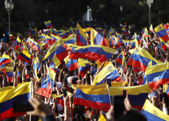 AME9960. SANTIAGO (CHILE), 09/01/2025.- Ciudadanos venezolanos asisten a una manifestación este jueves, en Santiago (Chile). El presidente de Chile, Gabriel Boric, afirmó "desde la izquierda política" que "el Gobierno de Nicolás Maduro es una dictadura", tras ser informado de la detención de la líder de la oposición venezolana María Corina Machado durante una masiva concentración en Caracas, un día antes de la toma de posesión presidencial, que tanto el líder antichavista Edmundo González Urrutia como Maduro prometen asumir. EFE/ Elvis González