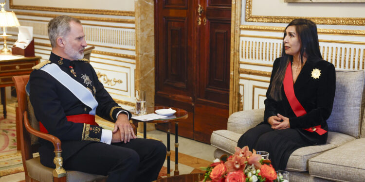 MADRID, 16/05/2024.- El rey Felipe VI mantiene un encuentro con la nueva embajadora de Venezuela, Gladys María Gutiérrez Alvarado (d), durante una ceremonia de entrega de cartas credenciales celebrada este jueves en el Palacio Real en Madrid. EFE/J.J. Guillén