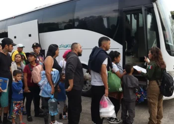 Migrantes esperan para abordar autobuses este viernes, en el municipio de Tapachula en Chiapas (México). EFE/Juan Manuel Blanco