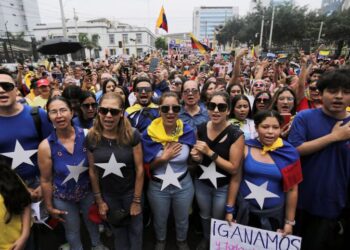 Miembros de la comunidad venezolana en Perú protestaron frente a la embajada de Venezuela en Lima este 9 de enero de 2025 (REUTERS/Gerardo Marin)