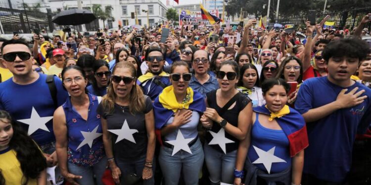 Miembros de la comunidad venezolana en Perú protestaron frente a la embajada de Venezuela en Lima este 9 de enero de 2025 (REUTERS/Gerardo Marin)