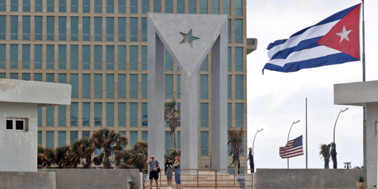 -FOTODELDÍA- AME1517. LA HABANA (CUBA), 15/01/2025.- Turistas visitan la embajada de Estados Unidos este miércoles, en La Habana (Cuba). Las autoridades cubanas aclararon este miércoles que las 553 personas que saldrán de las cárceles de la isla no han sido ni indultadas ni amnistiadas -sino, técnicamente, excarceladas- y que, por tanto, "pueden regresar a la prisión" si no cumplen una serie de "requisitos", como una "buena conducta". EFE/ Ernesto Mastrascusa