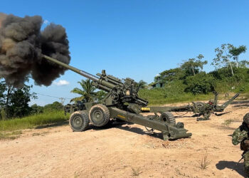 This handout picture released by the Colombian Army on January 24, 2025, shows Colombian soldiers during an artillery exercise near Tibu, Norte de Santander department, Colombia. Rebels with long weapons patrol on motorcycles one of the dusty roads in Catatumbo, the bleeding region of Colombia on the border with Venezuela. Deep in the mountains, where the armed forces can not reach, the armed rebels consolidate their de facto rule in a disputed territory. (Photo by Handout / Colombian Army / AFP) / RESTRICTED TO EDITORIAL USE - MANDATORY CREDIT "AFP PHOTO /  COLOMBIAN ARMY / HANDOUT /  " - NO MARKETING NO ADVERTISING CAMPAIGNS - DISTRIBUTED AS A SERVICE TO CLIENTS